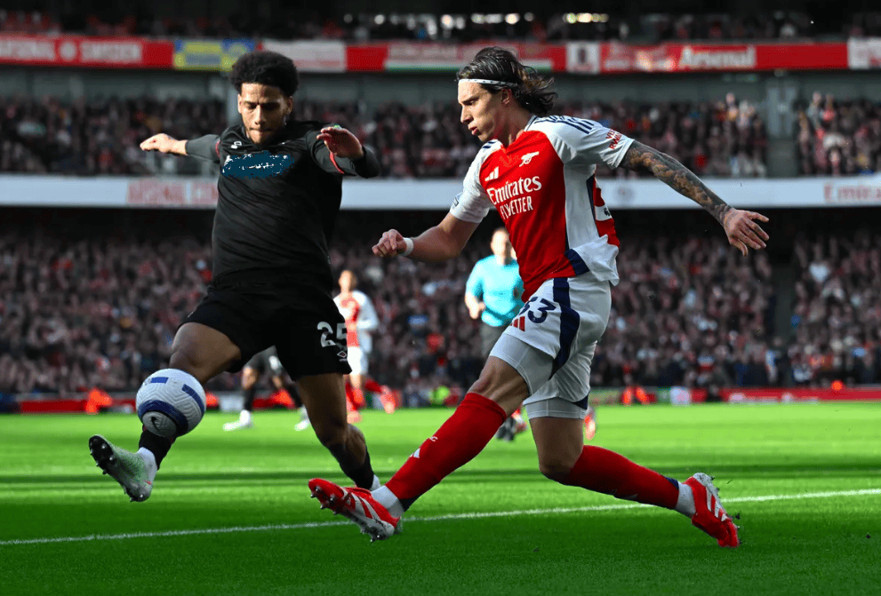 包含阿森纳主场失分，球队进攻疲软难以突破对手防线的词条