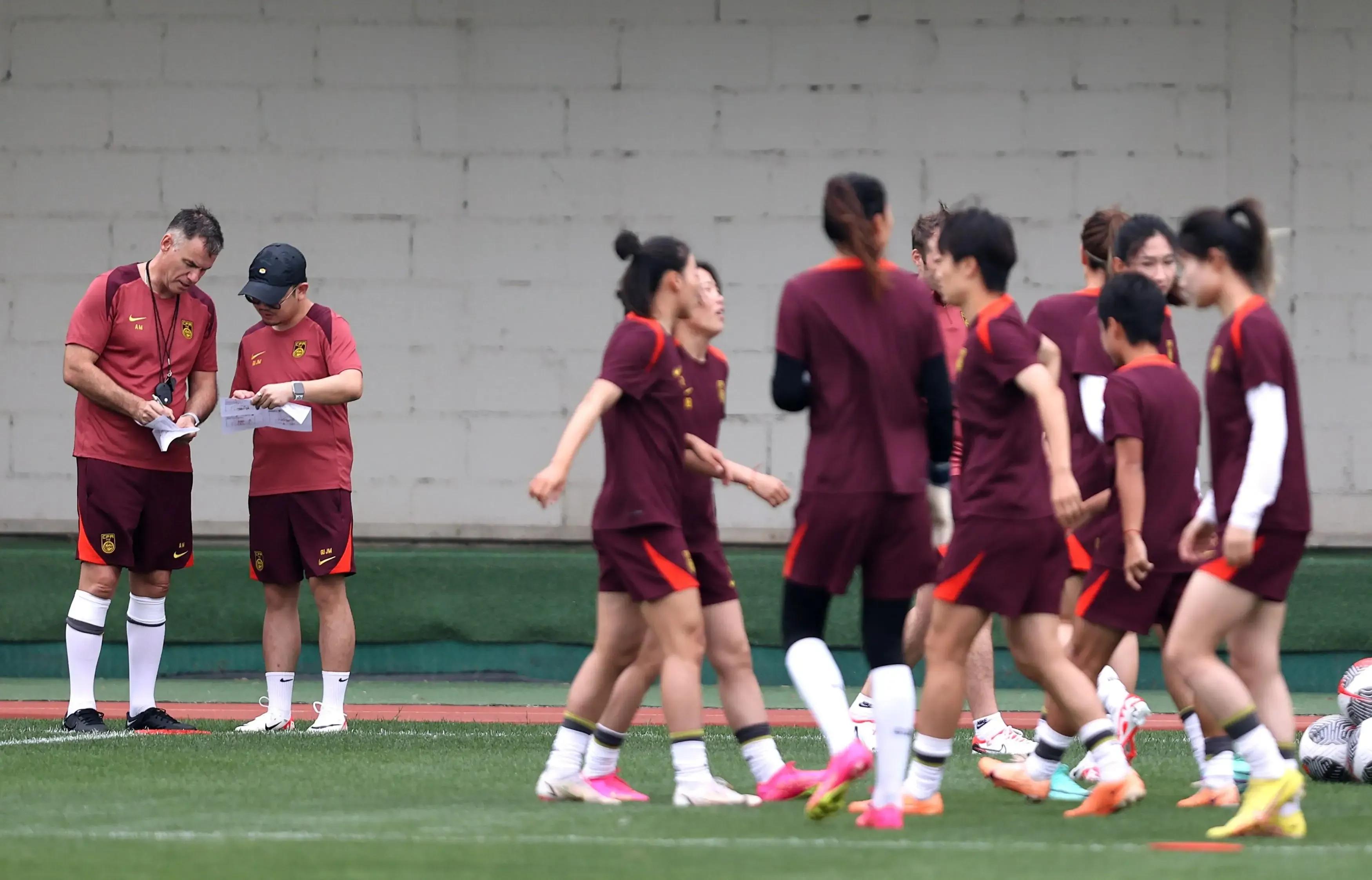 包含精彩赛事抢鲜看：女足选手锋芒毕露夺冠的词条