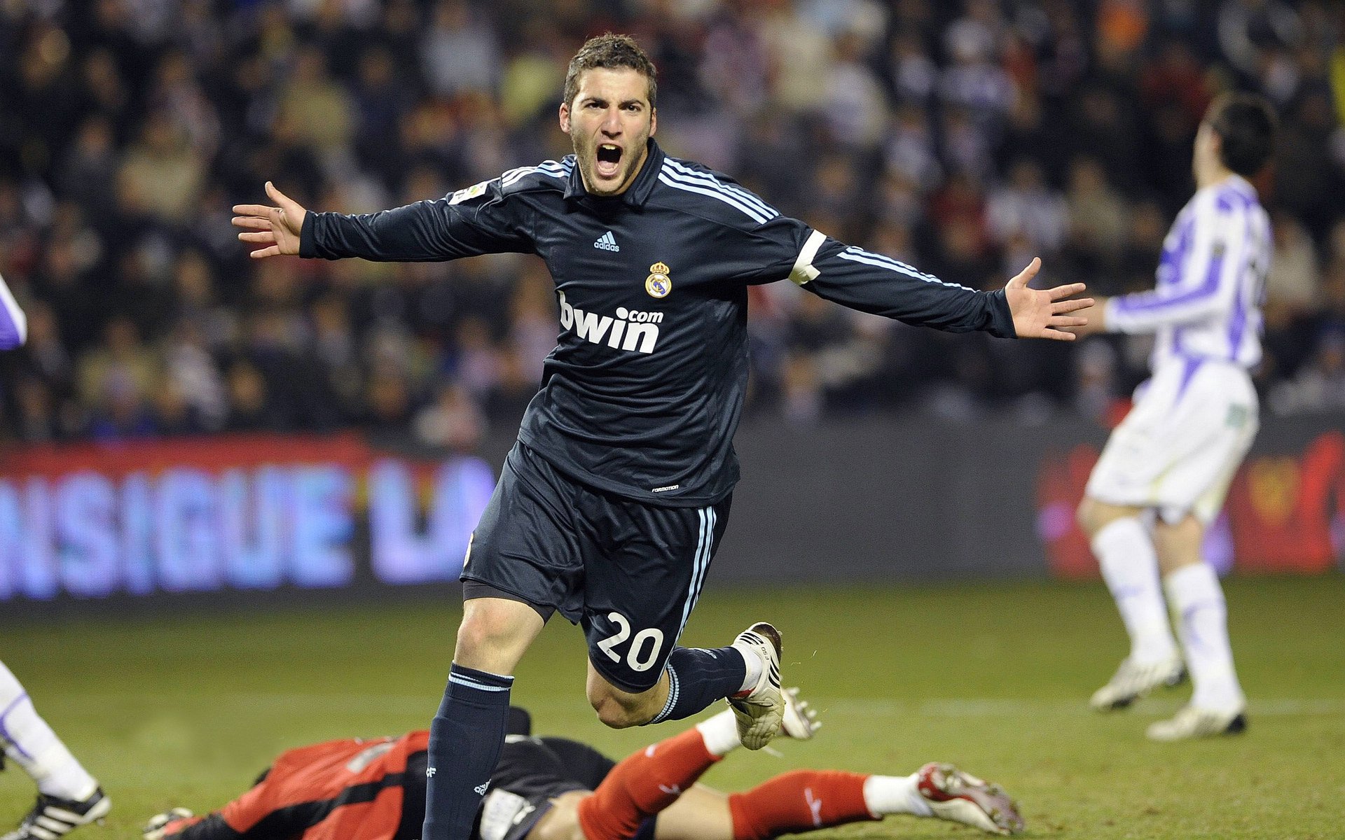 Uzi重要时刻重要助攻，阿森纳带队取胜！比赛高潮迭起